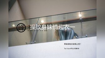 穿着一袭黑色丝衣的成熟御姐，气质柔柔端庄坐在沙发上